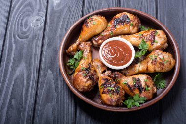 Domates soslu ızgara tavuk budu. Barbekü gıda arka plan