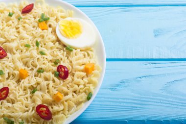 Şehriye kase chili biber, yumurta, soğan ve havuç ile