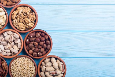 Fındık karışımı: antep fıstığı, badem, ceviz, çam fıstığı, fındık ve kaju. Kase backgrond içinde snack