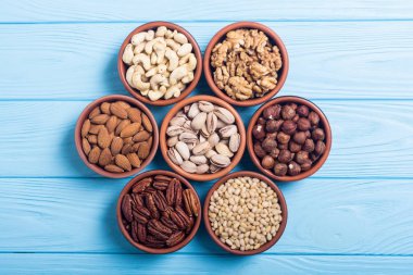 Fındık karışımı: antep fıstığı, badem, ceviz, çam fıstığı, fındık ve kaju. Kase backgrond içinde snack