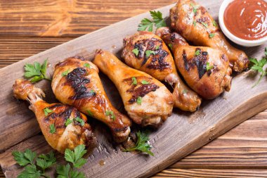 Domates soslu ızgara tavuk budu. Barbekü gıda arka plan