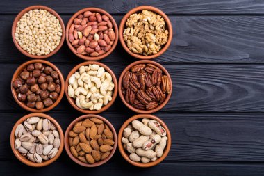 Fındık karışımı: antep fıstığı, badem, ceviz, çam fıstığı, fındık ve kaju. Kase backgrond içinde snack