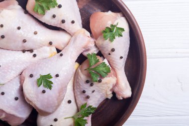 Çiğ tavuk budu baharat ve maydanoz ile. Gıda arka plan