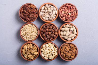 Fındık karışımı: antep fıstığı, badem, ceviz, çam fıstığı, fındık ve kaju. Kase backgrond içinde snack