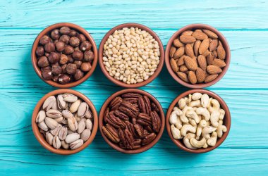 Fındık karışımı: antep fıstığı, badem, ceviz, çam fıstığı, fındık ve kaju. Kase backgrond içinde snack