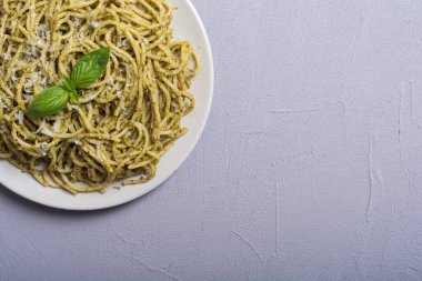 Makarna spagetti sosu pesto ile. İtalyan yemeği arka plan