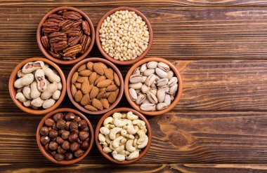 Fındık karışımı: antep fıstığı, badem, ceviz, çam fıstığı, fındık ve kaju. Kase backgrond içinde snack