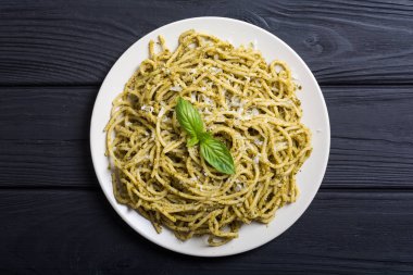 Makarna spagetti sosu pesto ile. İtalyan yemeği arka plan