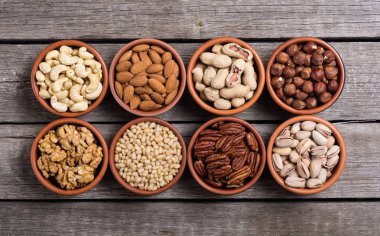 Fındık karışımı: antep fıstığı, badem, ceviz, çam fıstığı, fındık ve kaju. Kase backgrond içinde snack