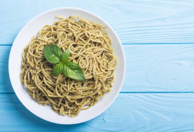 Makarna spagetti sosu pesto ile. İtalyan yemeği arka plan