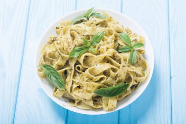 Yeşil sosu pesto ile makarna tagliatelle. İtalyan yemeği arka plan