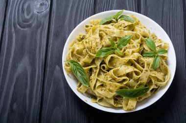 Yeşil sosu pesto ile makarna tagliatelle. İtalyan yemeği arka plan