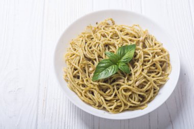 Makarna spagetti sosu pesto ile. İtalyan yemeği arka plan