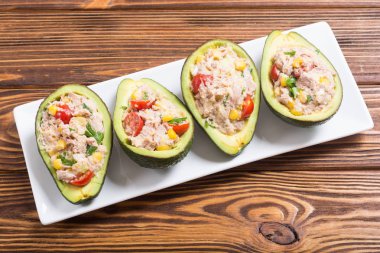 Salata sebze, maydanoz ve yumurta ile doldurulmuş avokado