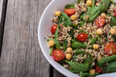 Ispanak salatası quinoa, domates ve nohut. Sağlıklı vegan superfood