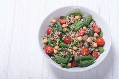 Ispanak salatası quinoa, domates ve nohut. Sağlıklı vegan superfood