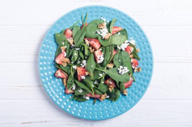 Ispanak, peynir ve ceviz çilek salatası. Sağlıklı gıda