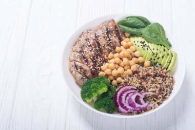 Buda kase brokoli, quinoa, ızgara tavuk, avokado ve ıspanak. Sağlıklı vegan salata. Superfood