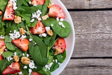 Ispanak, peynir ve ceviz çilek salatası. Sağlıklı gıda