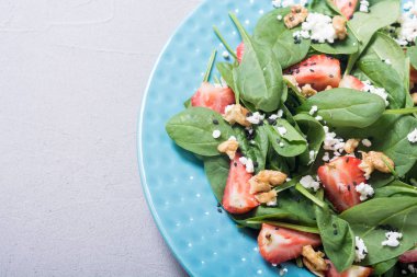 Ispanak, peynir ve ceviz çilek salatası. Sağlıklı gıda