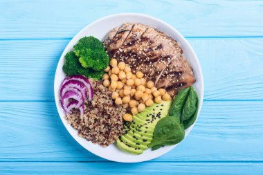 Buda kase brokoli, quinoa, ızgara tavuk, avokado ve ıspanak. Sağlıklı vegan salata. Superfood