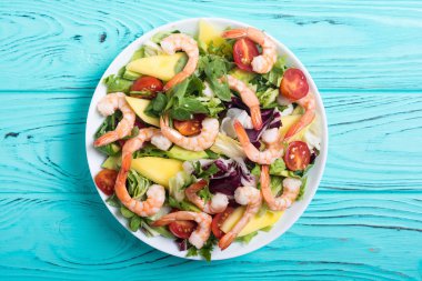 Karides salata karışımı, avokado ve kiraz domates. Sağlıklı gıda arka plan