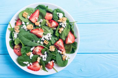 Ispanak, peynir ve ceviz çilek salatası. Sağlıklı gıda