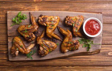 Sıcak Barbekü. Domates soslu tavuk kanadı ızgara. Barbekü gıda