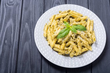 İtalyan penne makarna sosu pesto ile. Gıda arka plan
