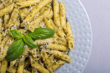 İtalyan penne makarna sosu pesto ile. Gıda arka plan
