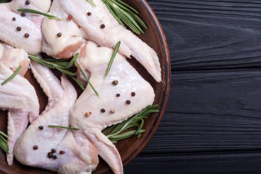 Biberiye, sarımsak, biber ve tuz ile ham kanat. Hazırlık için madde