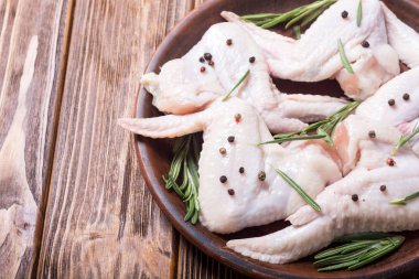 Biberiye, sarımsak, biber ve tuz ile ham kanat. Hazırlık için madde