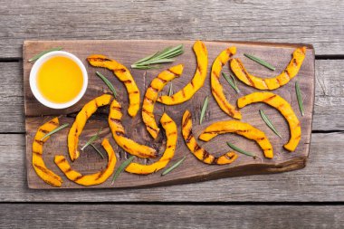 Biberiye ve ballı kızarmış kabak. Sağlıklı sonbahar gıda