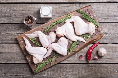 Biberiye, sarımsak, biber ve tuz ile ham kanat. Hazırlık için madde