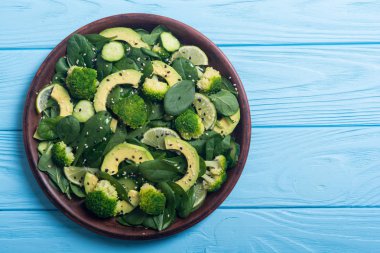 Yeşil bebek ıspanak salatası avokado, brokoli, salatalık, kireç ve susam. Sağlıklı detoks vegan gıda