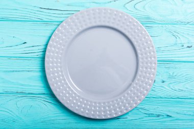 Ahşap masa boş gri tabakta. Üstten görünüm arka plan