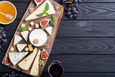 Peygamberli ile peynir brie, parmesan, camembert ve dorblu. Gıda ahşap tahta üzerinde