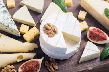 Peygamberli ile peynir brie, parmesan, camembert ve dorblu. Gıda ahşap tahta üzerinde