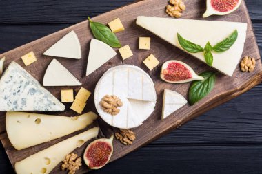 Peygamberli ile peynir brie, parmesan, camembert ve dorblu. Gıda ahşap tahta üzerinde