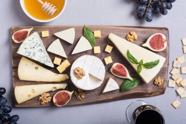 Peygamberli ile peynir brie, parmesan, camembert ve dorblu. Gıda ahşap tahta üzerinde