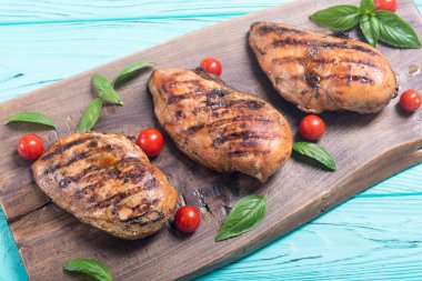 Izgara tavuk göğsü (fileto) fesleğen ve domates ile. Barbekü arka plan