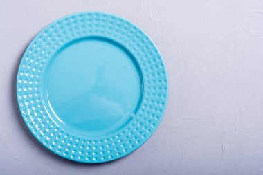 Ahşap masa boş mavi tabakta. Üstten görünüm arka plan