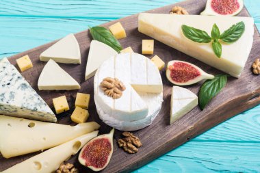Peygamberli ile peynir brie, parmesan, camembert ve dorblu. Gıda ahşap tahta üzerinde