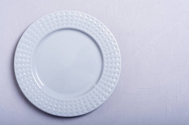 Ahşap masa boş gri tabakta. Üstten görünüm arka plan