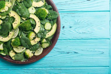 Yeşil bebek ıspanak salatası avokado, brokoli, salatalık, kireç ve susam. Sağlıklı detoks vegan gıda