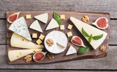 Peygamberli ile peynir brie, parmesan, camembert ve dorblu. Gıda ahşap tahta üzerinde