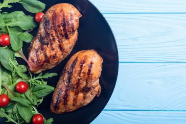 Izgara tavuk spinath ve domates salatası ile. Barbekü gıda arka plan