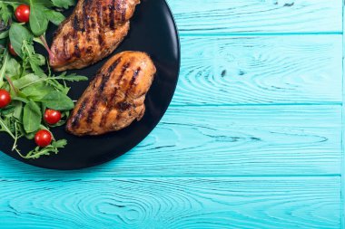 Izgara tavuk spinath ve domates salatası ile. Barbekü gıda arka plan