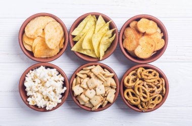 Çerçeve. Aperatifler karışımı: simit, kraker, cips cips ve pop corn 