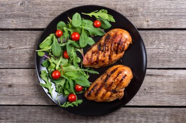 Izgara tavuk spinath ve domates salatası ile. Barbekü gıda arka plan